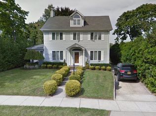 31 Maple Dr, Great Neck, NY 11021