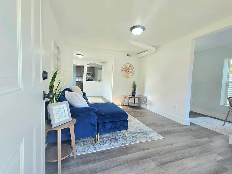 214 Catherine Ave — Photo 2
