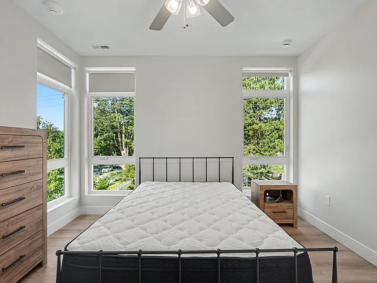 512 W Clark St — Photo 44