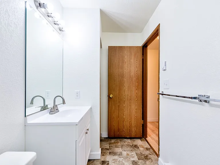 211-225 N Peterson Dr — Photo 37