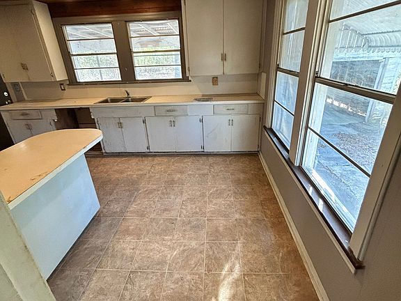 4th image of 102 E Charlotte Ave