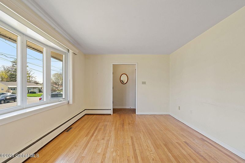 5th image of 2781 Maida Lane