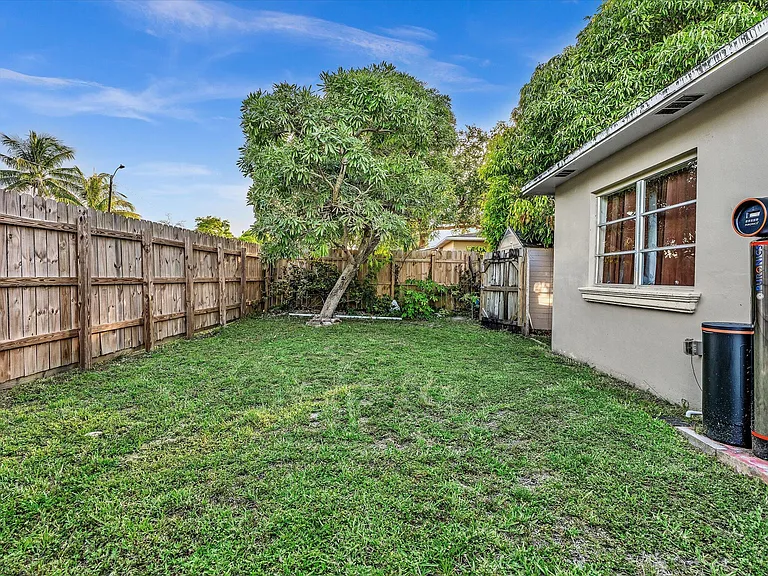 700 SW 5th Ct — Photo 29