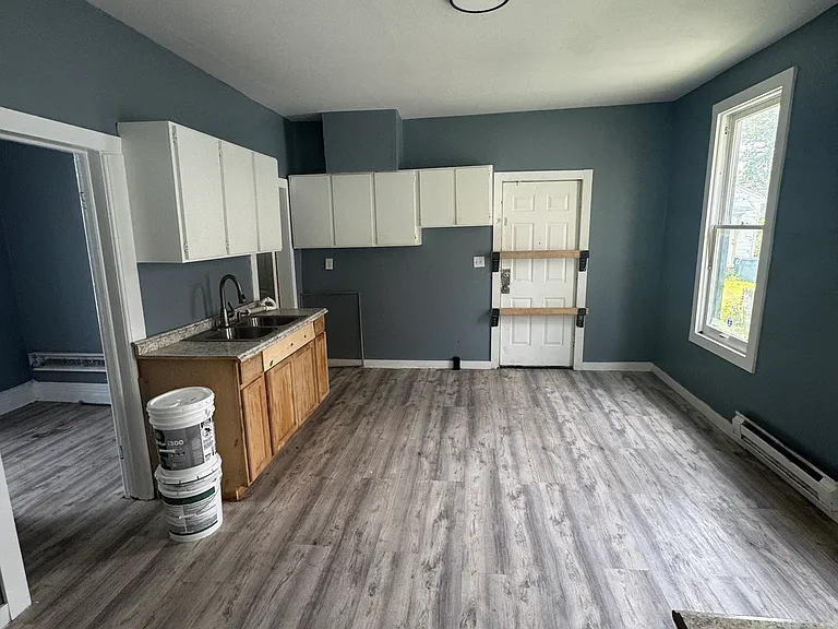 124 Everett St — Photo 5