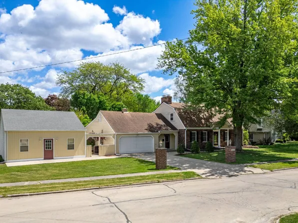 23 Elizabeth Cir, Freeport, IL 61032