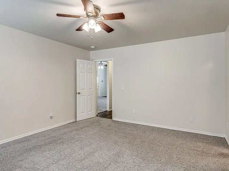 10219 Sussex Pl — Photo 3