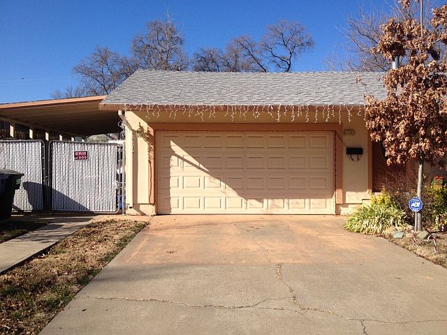 Double car garage w/carport+