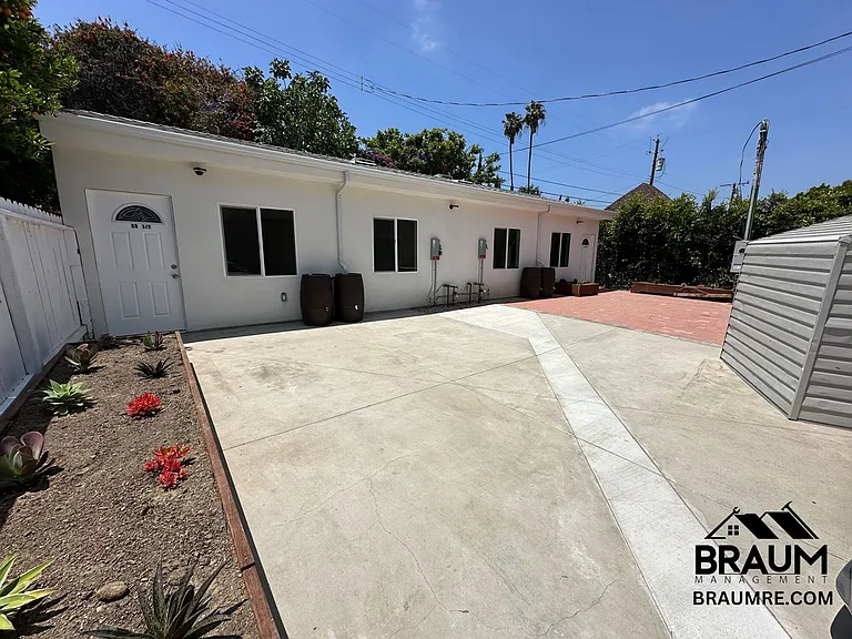 1109-11 S La Peer Dr — Photo 2