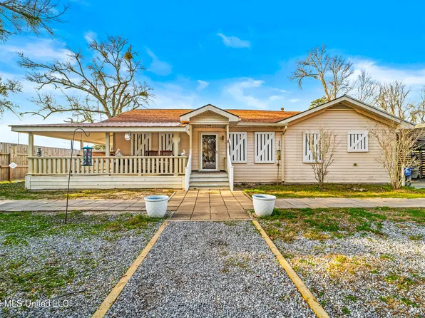 407 E 2nd St, Pass Christian, MS 39571