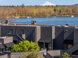 5826 S Riverpoint Ln, Portland, OR