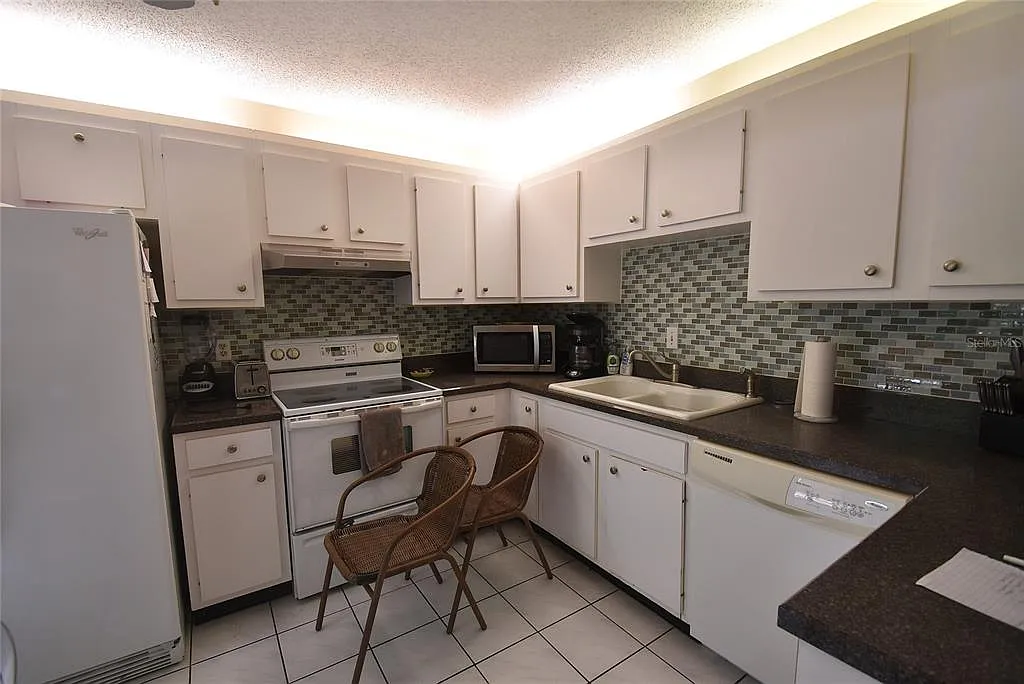 3 bed, 2.0 bath, 1283 sqft, $4,500 — Photo 3