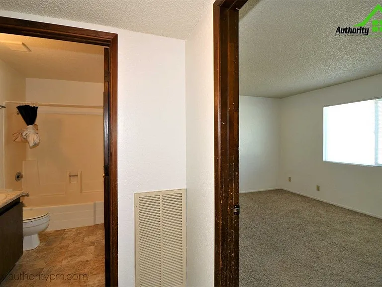 900 Jamieson Ct #4 — Photo 12