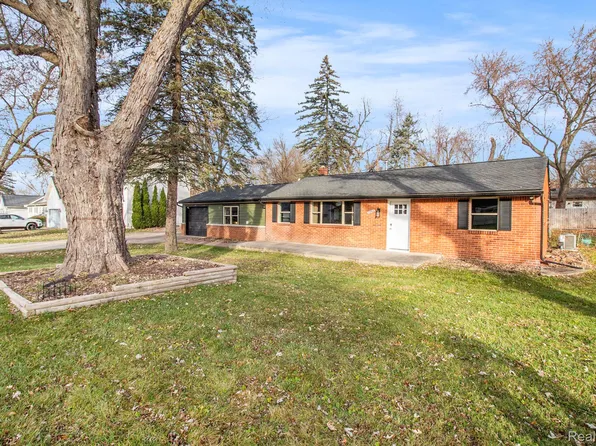 2861 Fishermans Dr, Highland, MI 48356