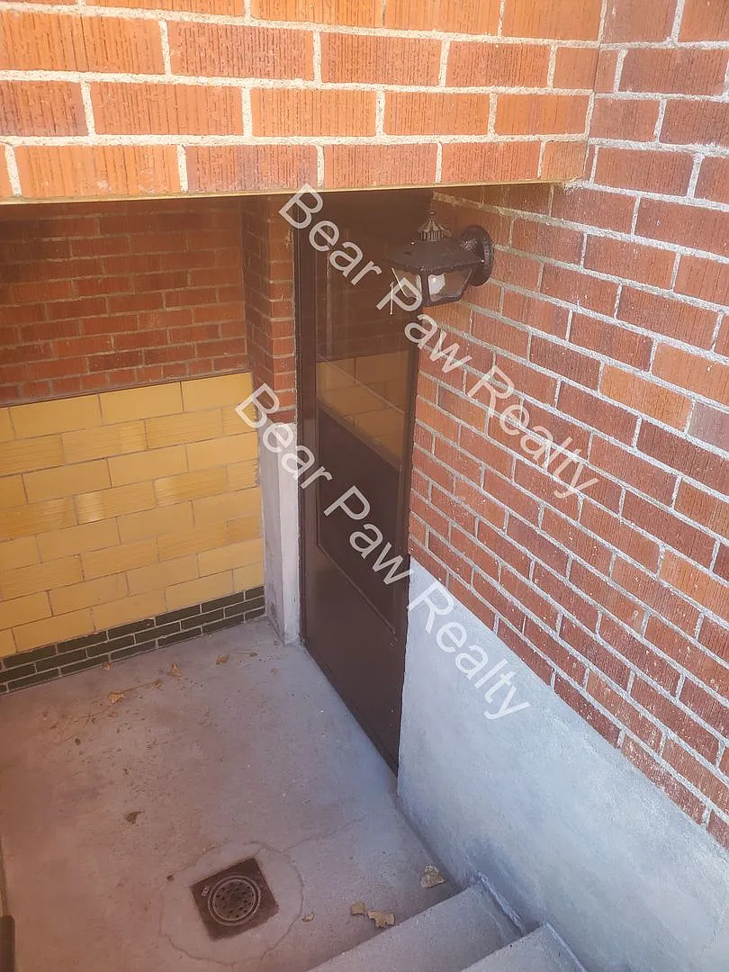 708 W 1st Ave — Photo 2