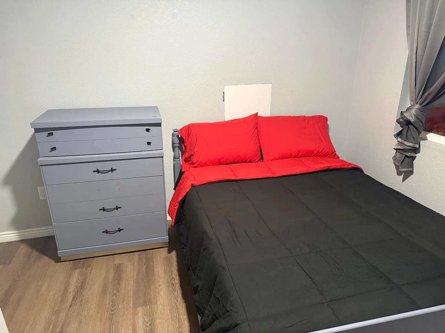 2 bed, 1.0 bath, 2100 sqft, $1,001 — Photo 1