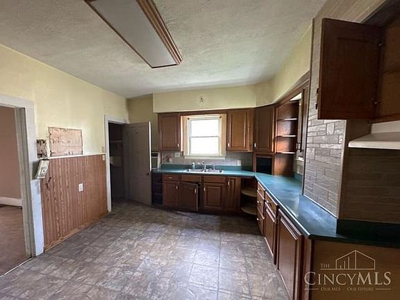 4th image of 132 N River St