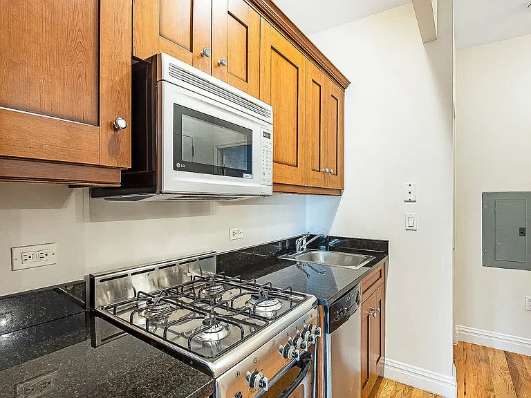 437 W 54th St #4D — Photo 3