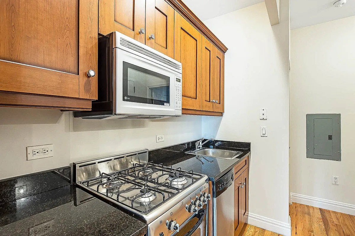 Building Photo - 437 W 54th St #4D