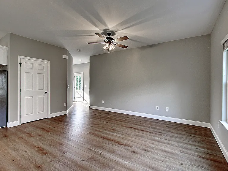 209 University Pkwy #36 — Photo 8