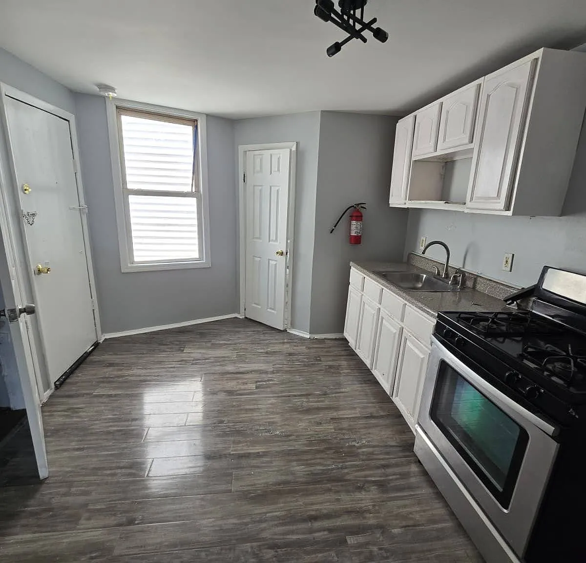 3 bed, $1,900 — Photo 2