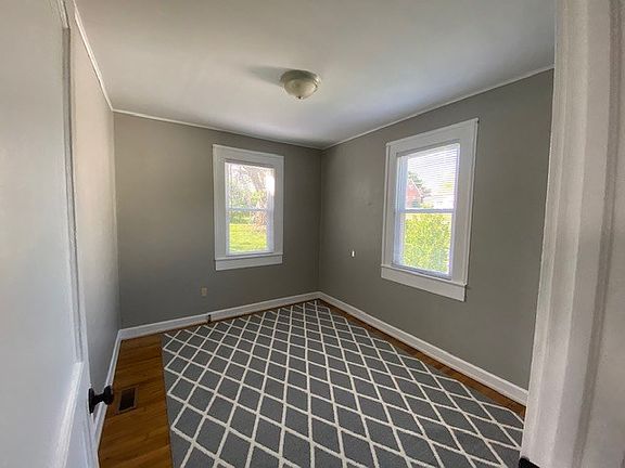 5th image of 370 E Fulton St