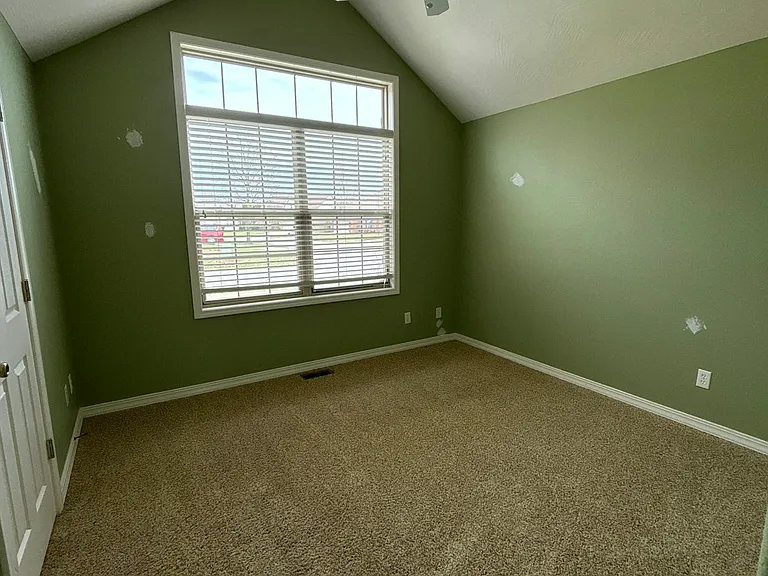 812 E Spring Dr — Photo 11