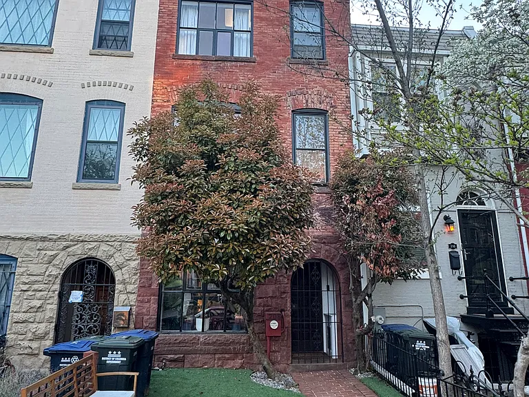 208 9th St NE — Photo 1