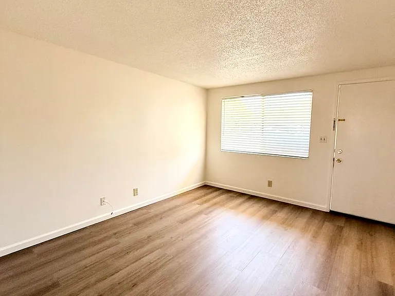 1101 E Airport Ave — Photo 3