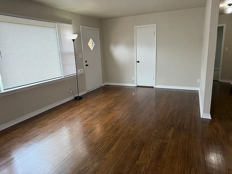 1038 E Walnut St — Photo 7