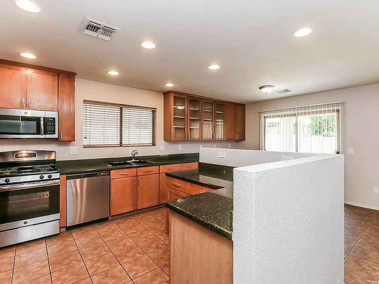526 E Milada Dr — Photo 6