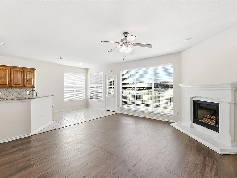 And here you can see it all. From living room into the kitchen and breakfast area