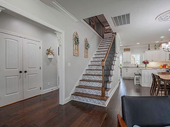 2nd image of 80 Sonoma Ln