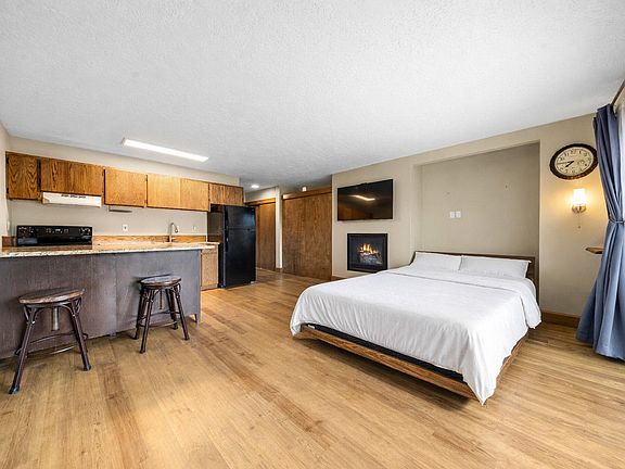 5th image of 1565 NW Wall St #306