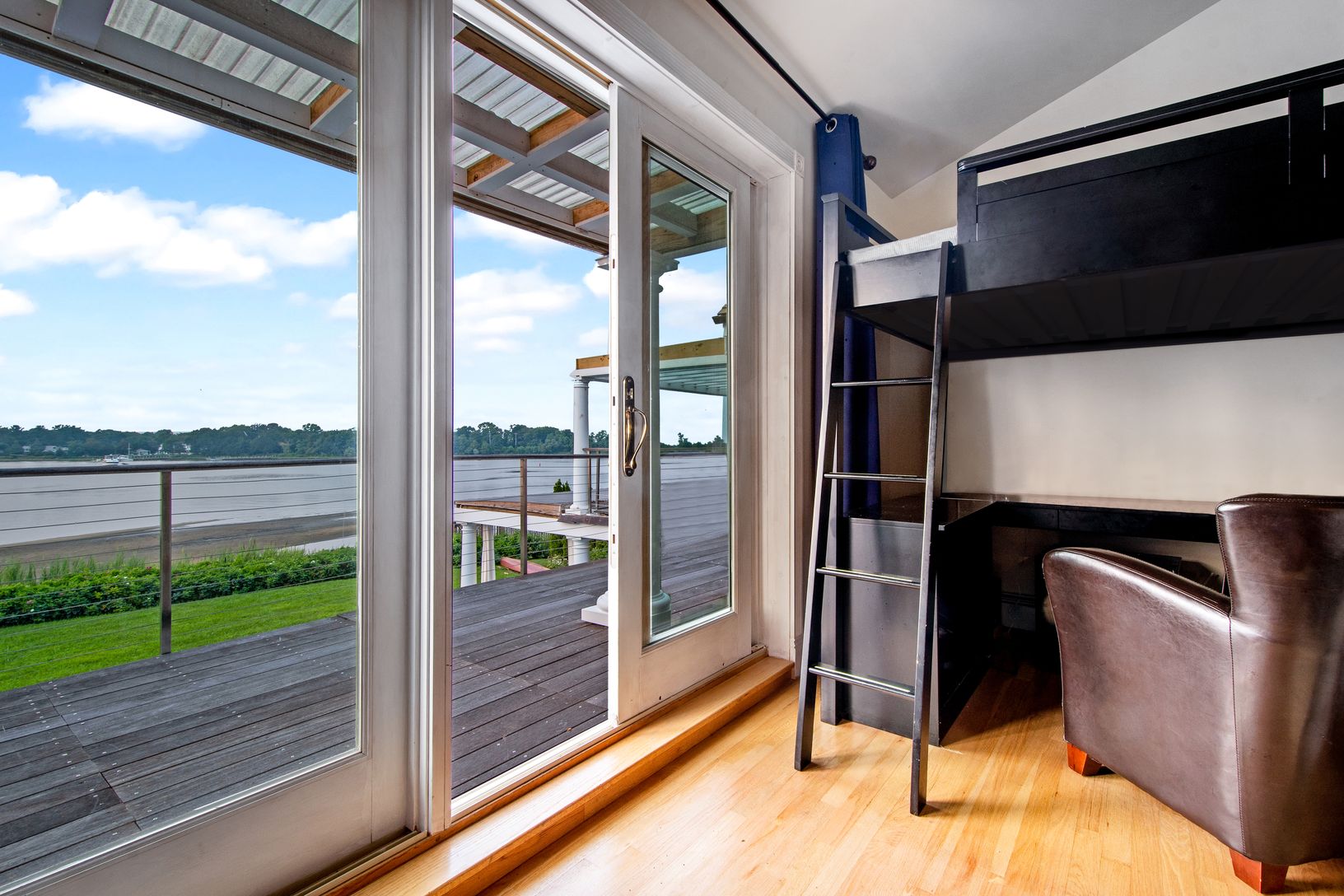 WATERSIDE ENSUITE GUEST ROOM