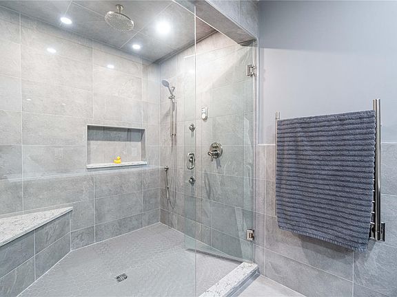 4th image of 915 Rivers Edge Dr