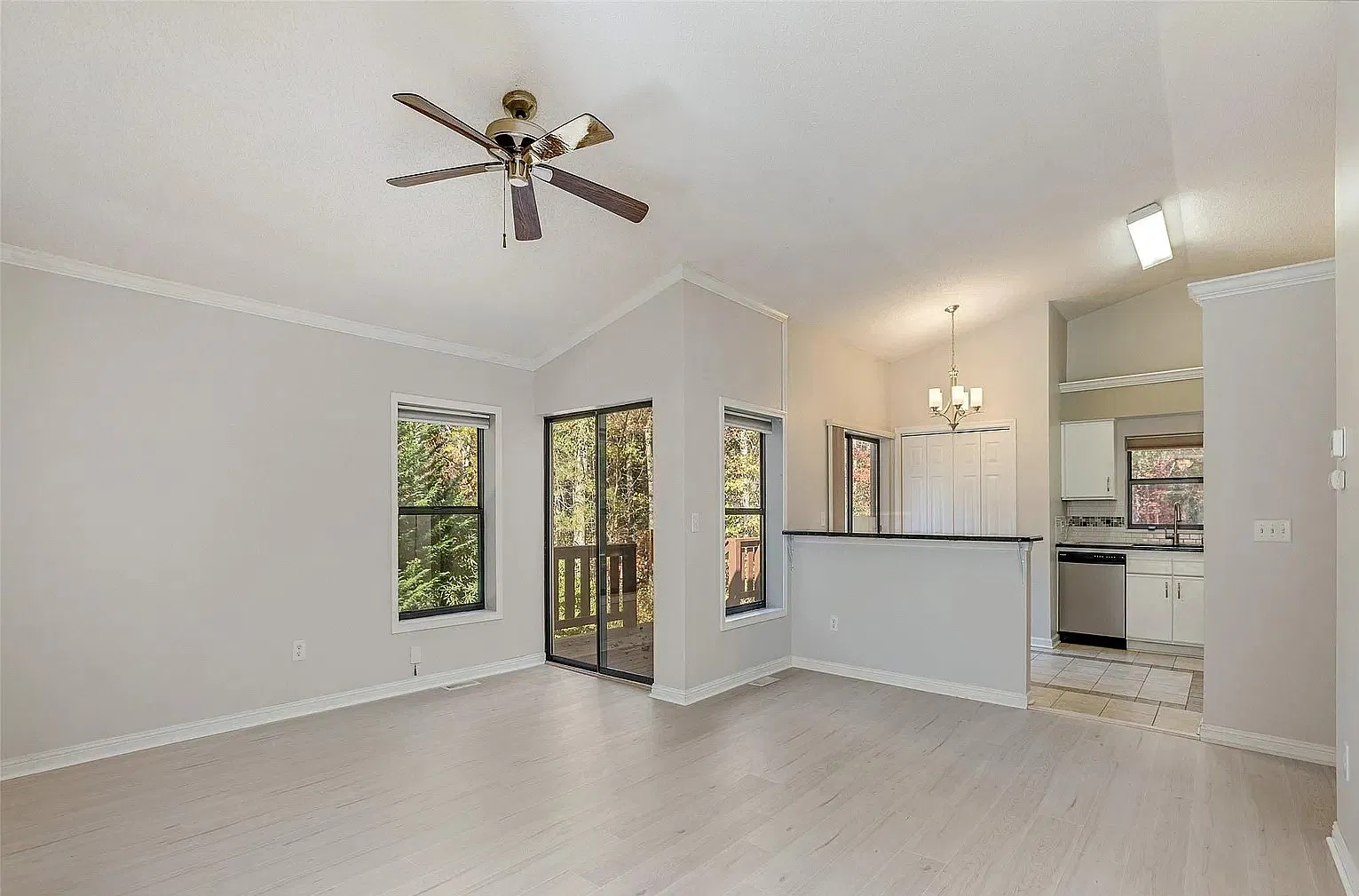 2 bed, 1044 sqft, $2,400 — Photo 3