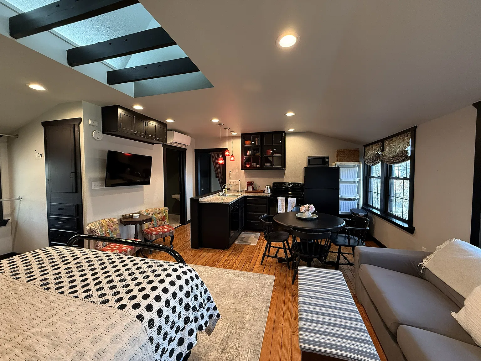 Studio, 594 sqft, $1,600 — Photo 2