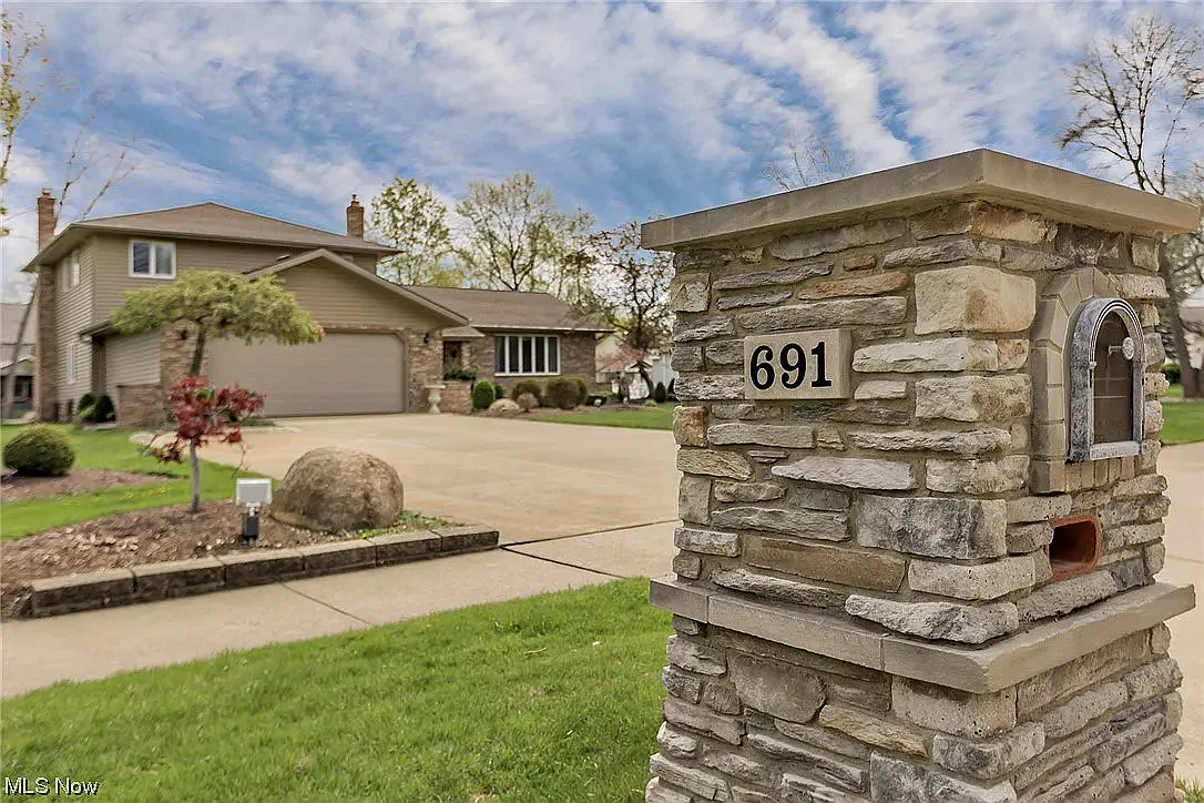 Building Photo - 691 Davidson Dr