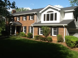 513 Walker Rd, Great Falls, VA 22066