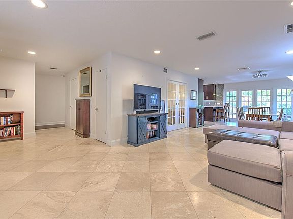 3rd image of 3208 W Hawthorne Rd