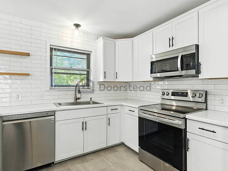 445 Granada Dr — Photo 3