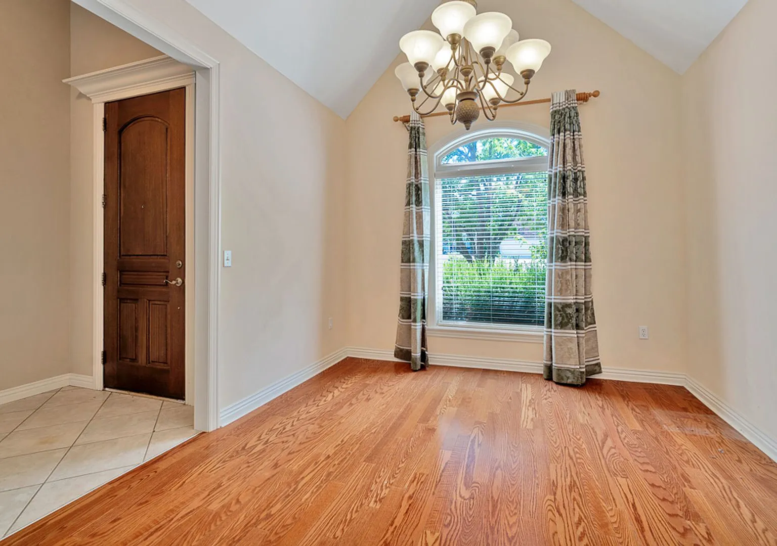Beautiful 4bd/2.5bth home located in the Clabber Creek Subdivision!! — Photo 4
