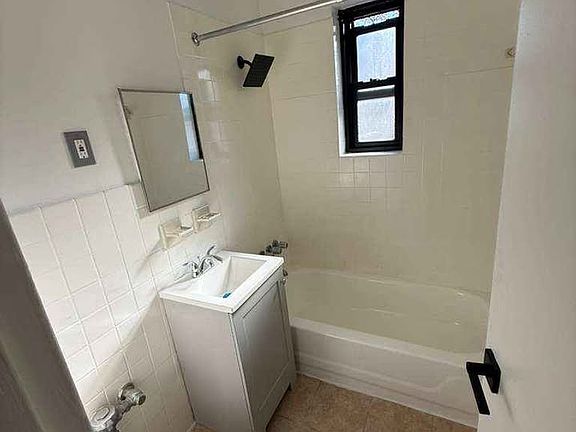 3rd image of 41 Belgrove Dr #2BA