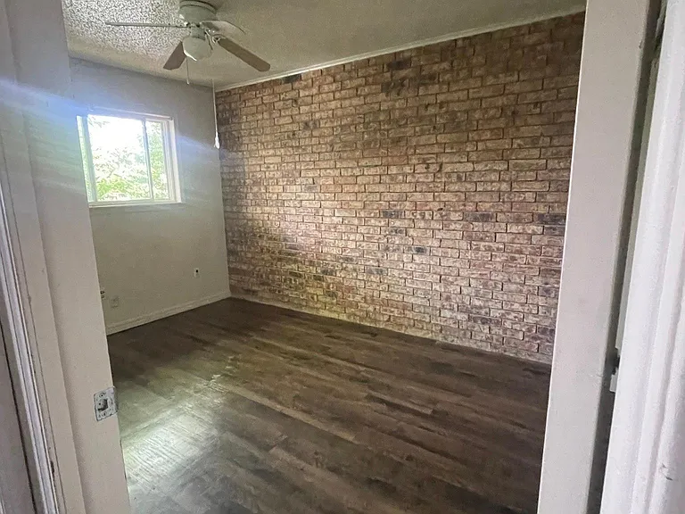 970 W Berry St #1 — Photo 3