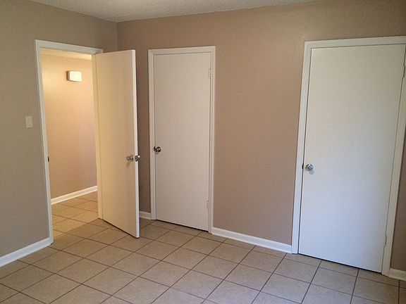 Bedroom w/ two closets