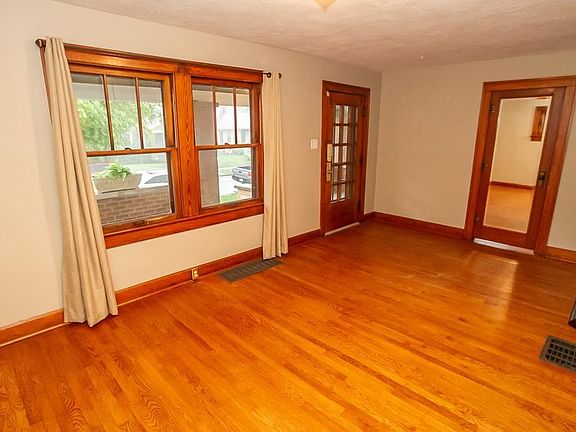 3rd image of 2618 S Stanley Ave