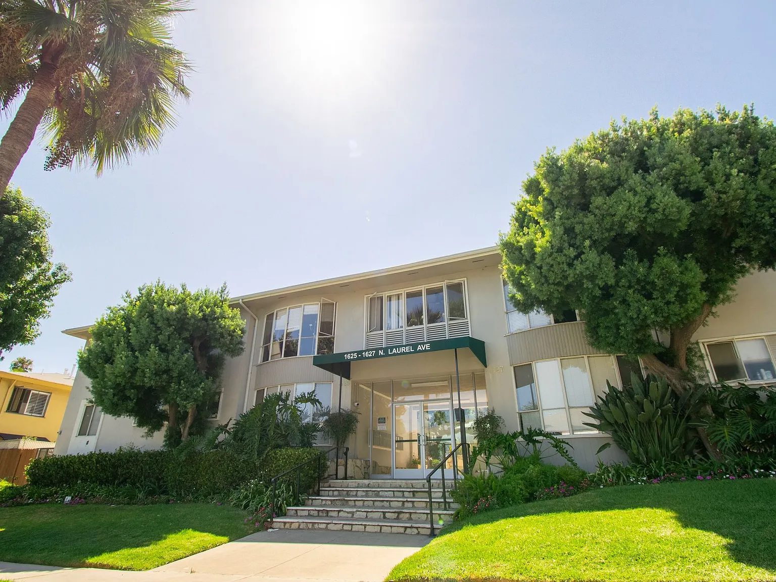 Bright & Spacious Renovated Apartments Prime West Hollywood Location — Photo 1