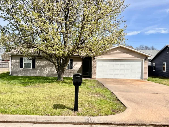 405 N Edgewood Dr, Coffeyville, KS 67337