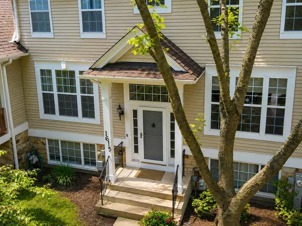 1615 Fox Run Dr, Arlington Heights, IL 60004