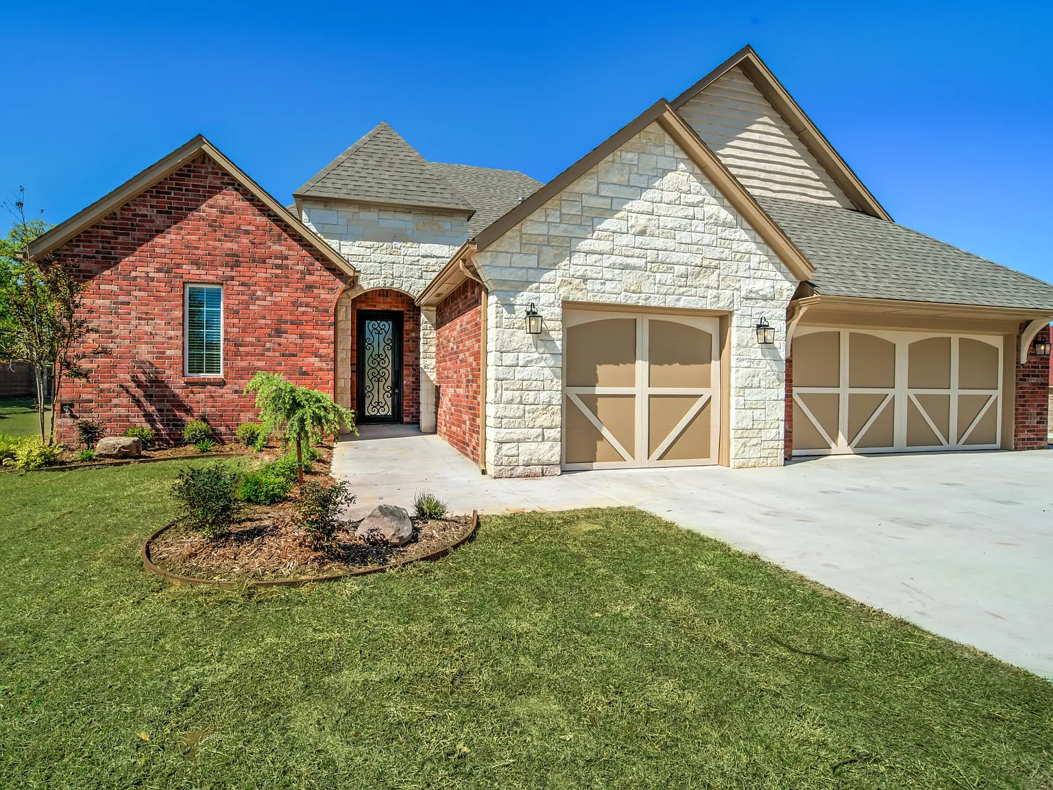 3 bed, 2.5 bath, 2200 sqft, $2,295 — Photo 3